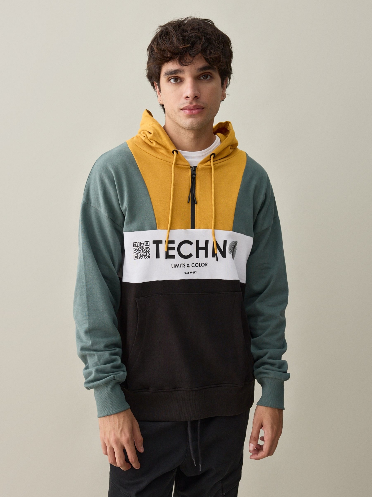 Sudadera con capucha TECHN negro vista media frontal