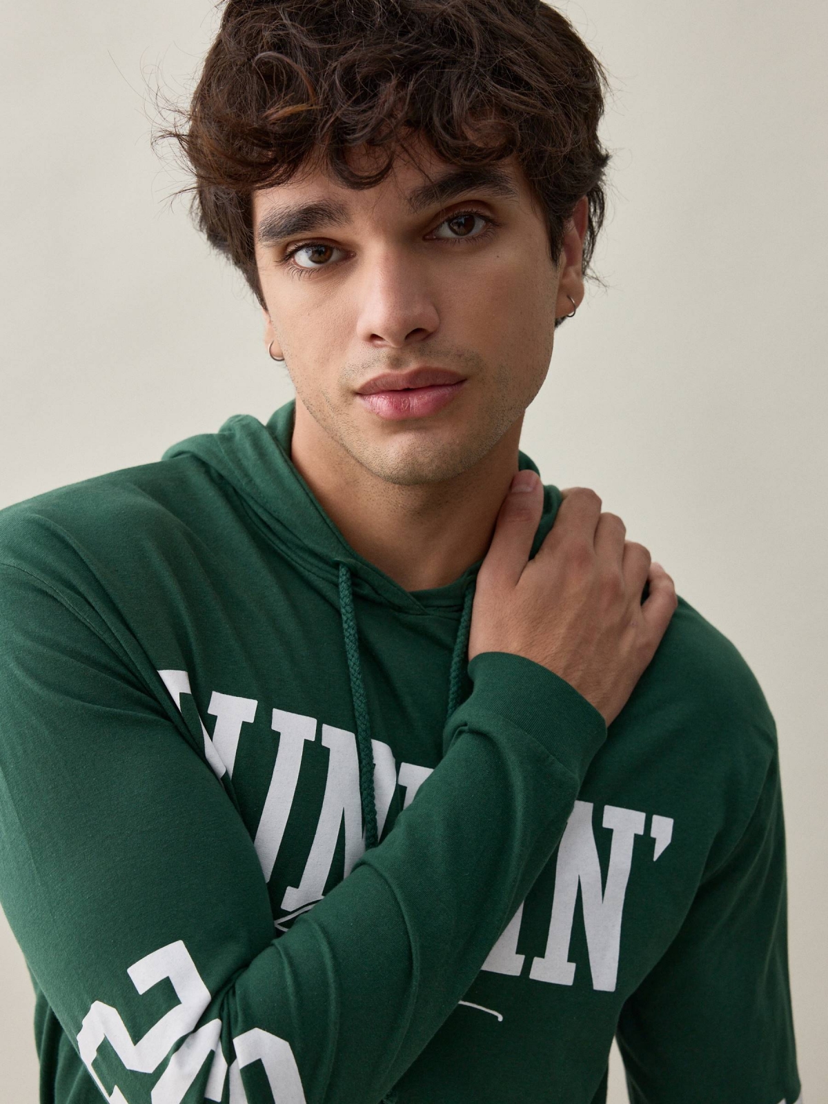  Camiseta college capucha verde