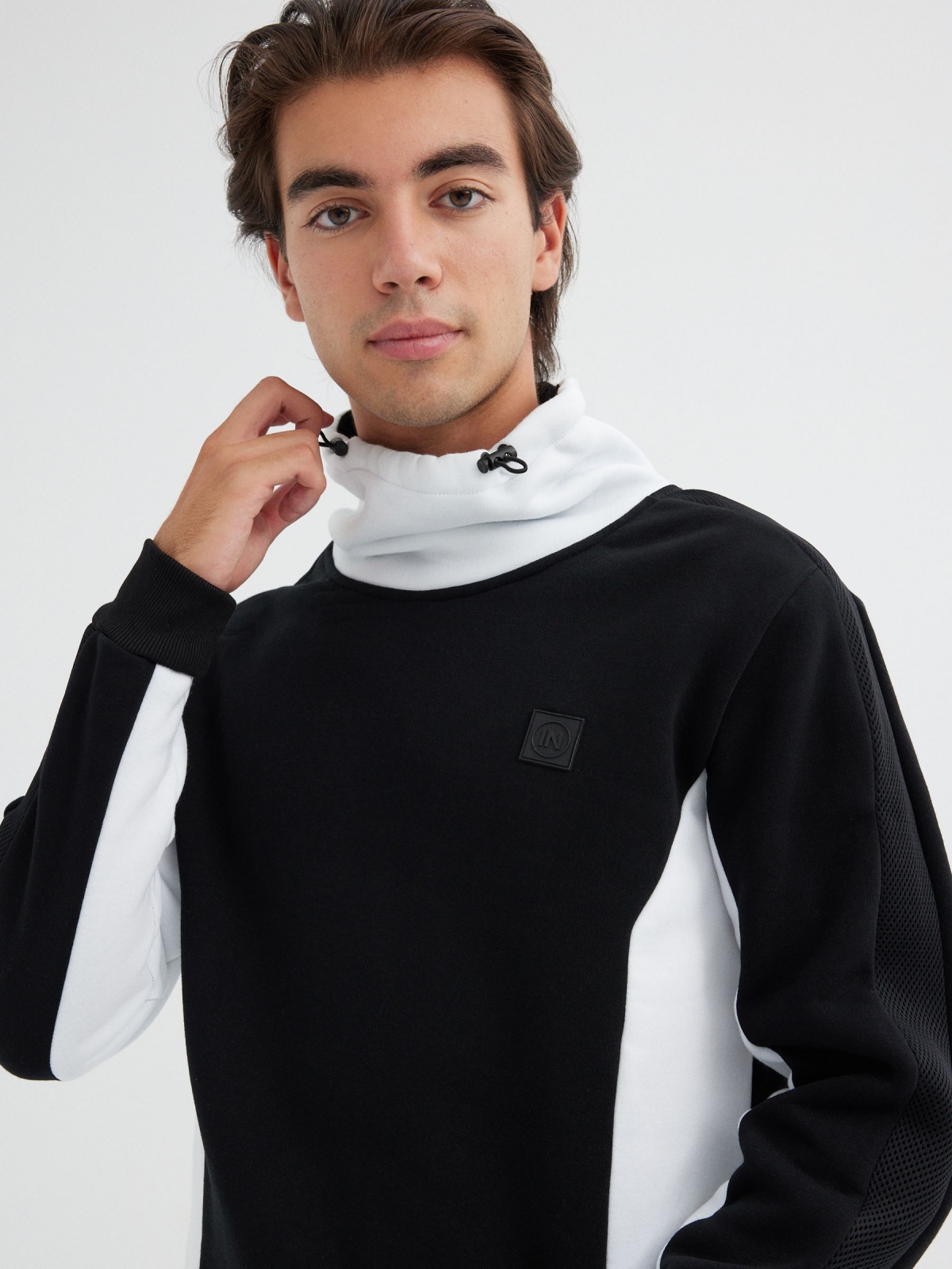  Sweatshirt color block com gola esvoaçante preto