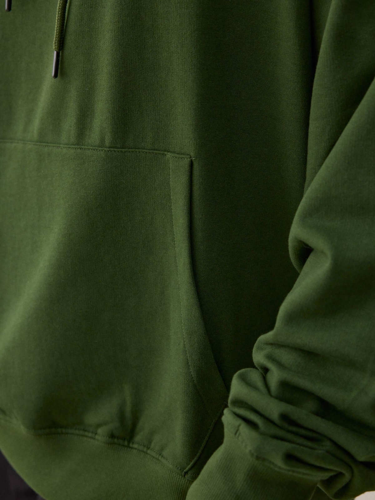 Sudadera MVPG verde oscuro vista detalle