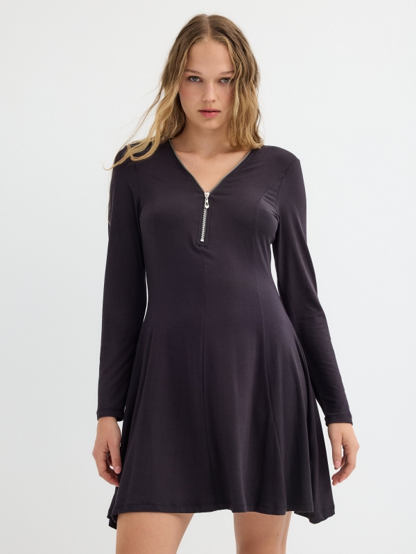 Mini vestido com decote com fecho de correr preto vista meia frontal