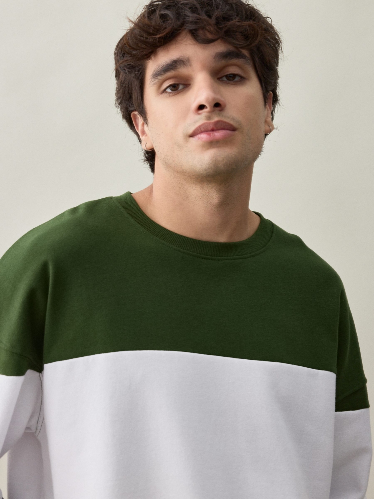  Camisola com color block verde preto