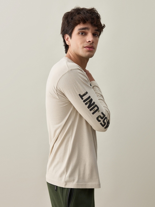 T-shirt com estampado INSD taupe vista detalhe