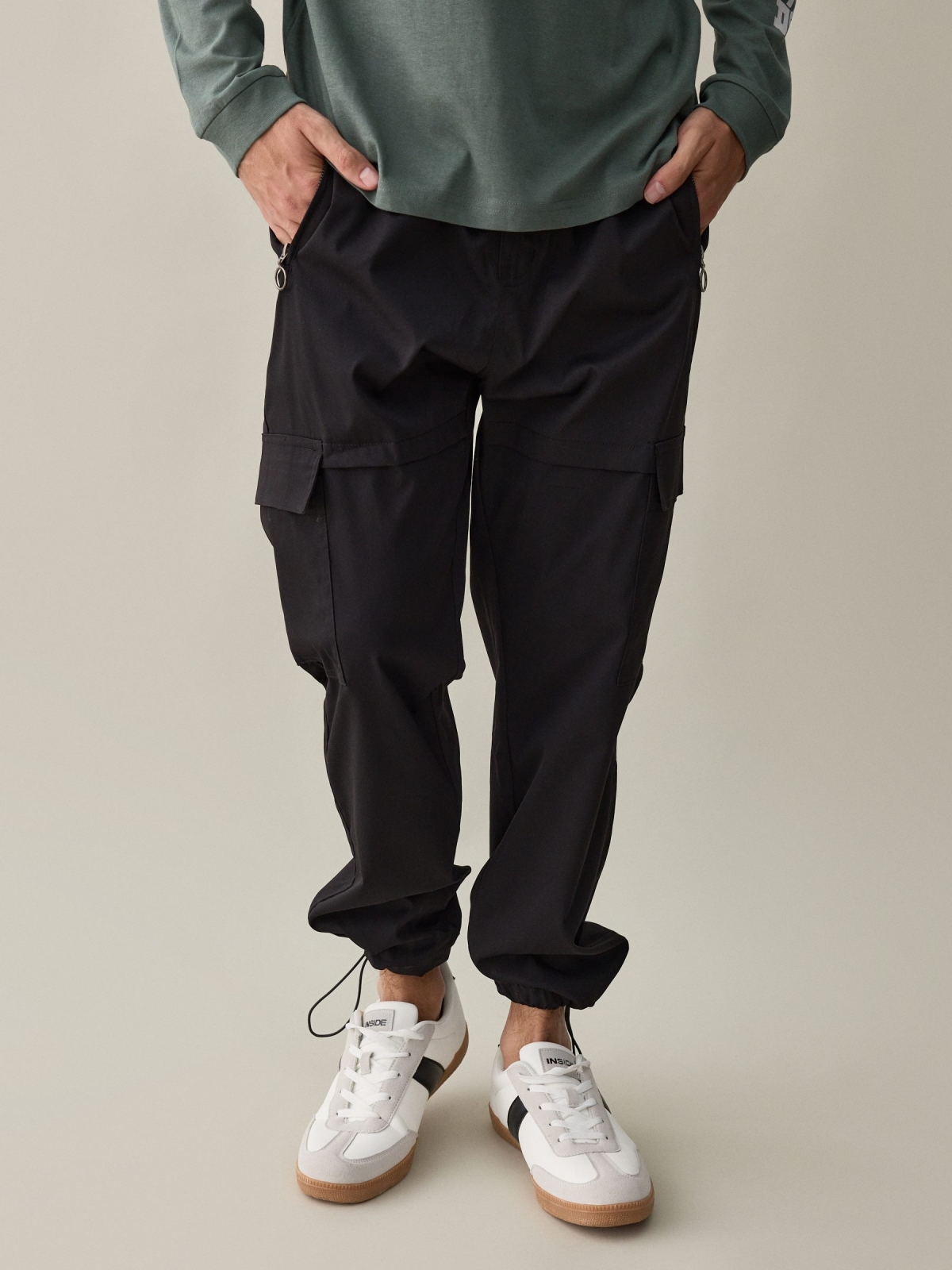 Pantalón jogger tobillos ajustables negro vista media frontal