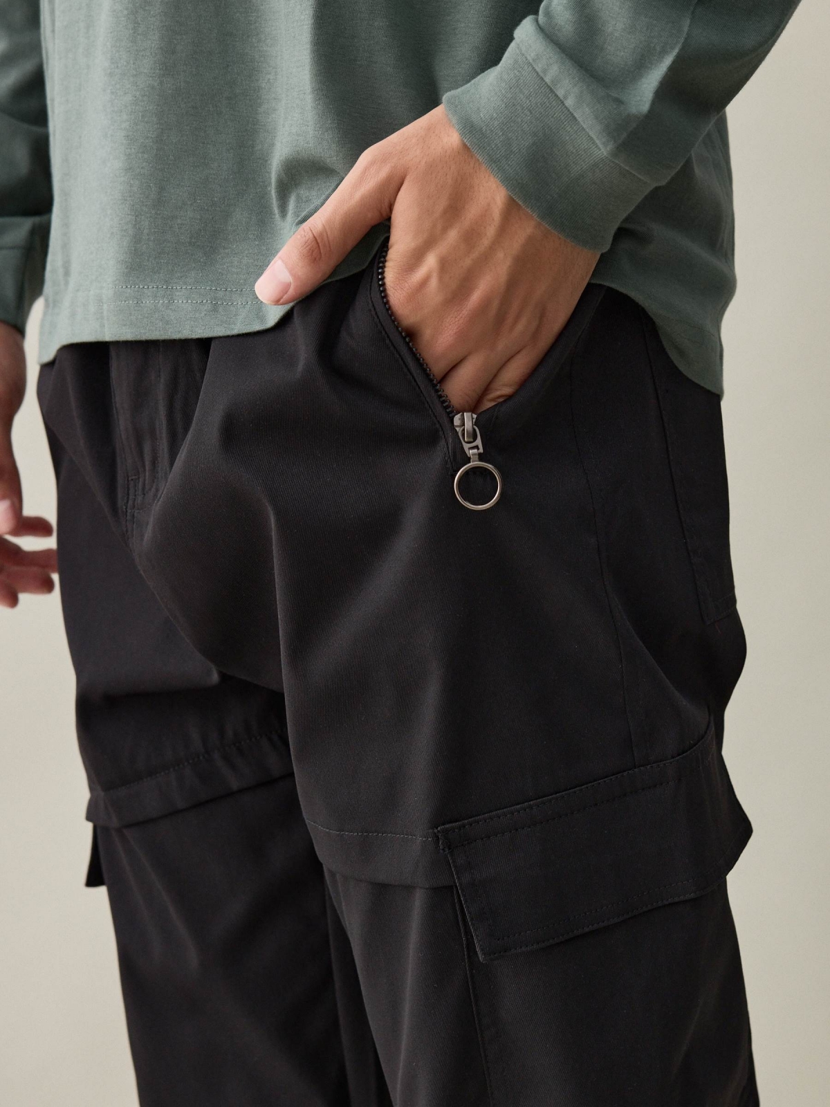  Pantalón jogger tobillos ajustables negro