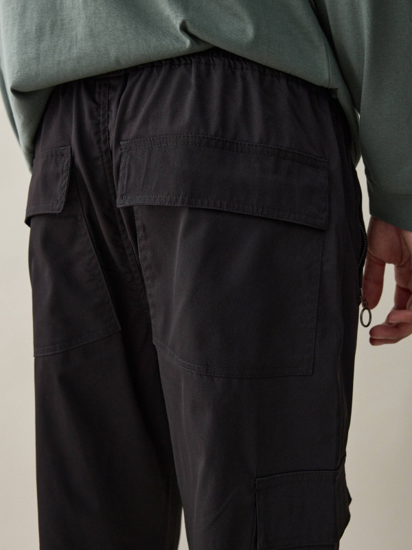 Pantalón jogger tobillos ajustables negro vista detalle