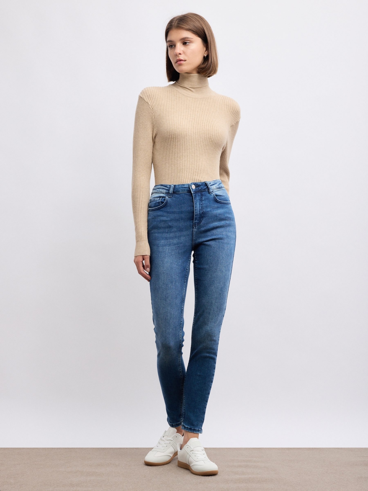 Basic mid-rise skinny jeans