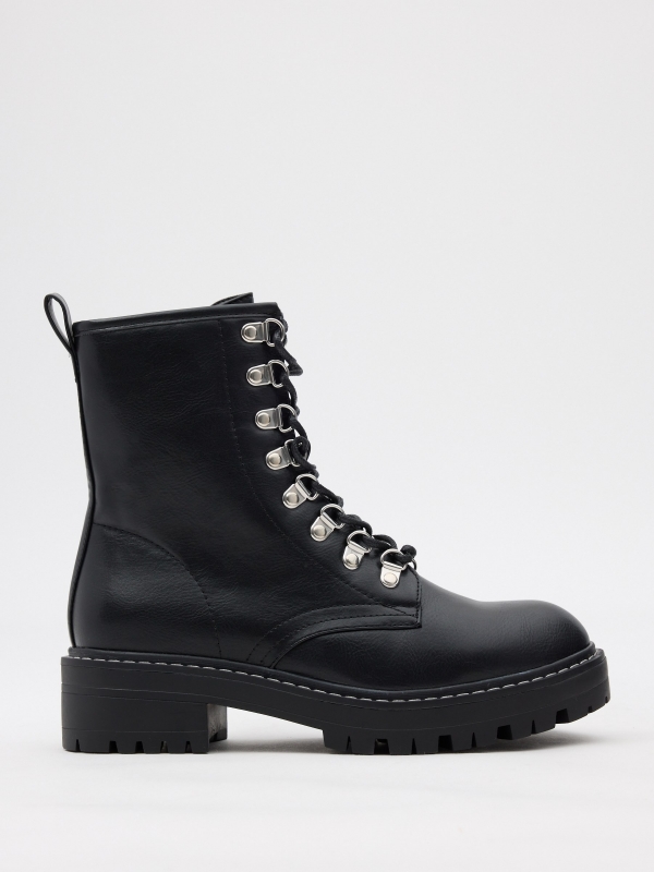 Botas com plataforma e cordões preto