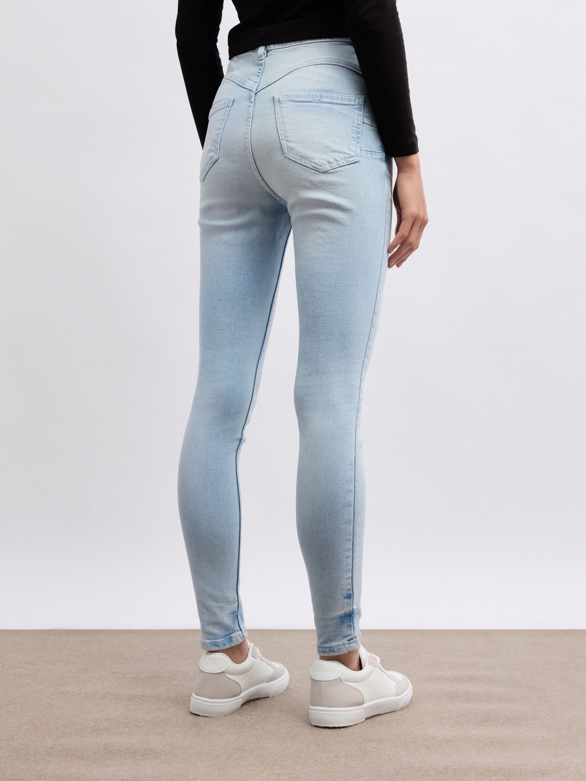 Jeans skinny denim tiro alto azul vista media trasera