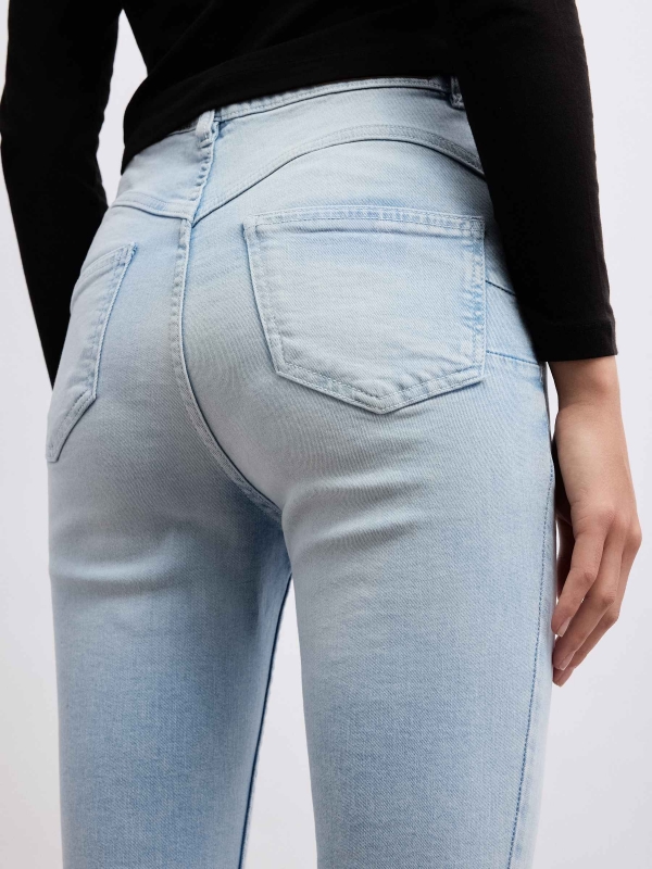 Jeans skinny denim tiro alto azul vista detalle