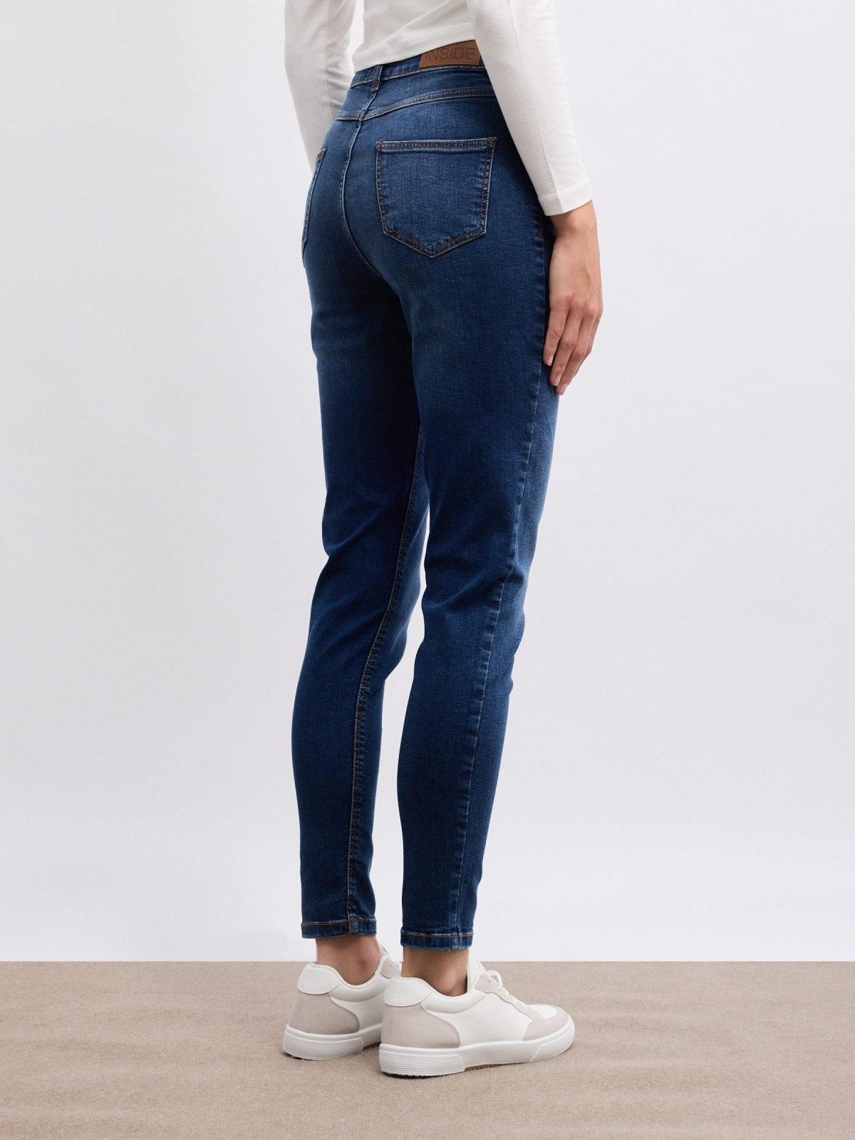 Jeans skinny de tiro medio azul oscuro vista media trasera