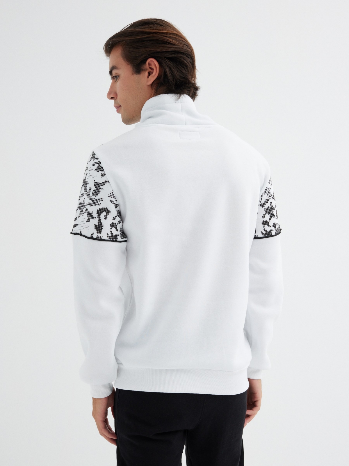 Sweatshirt com print de gola fluida branco vista meia traseira