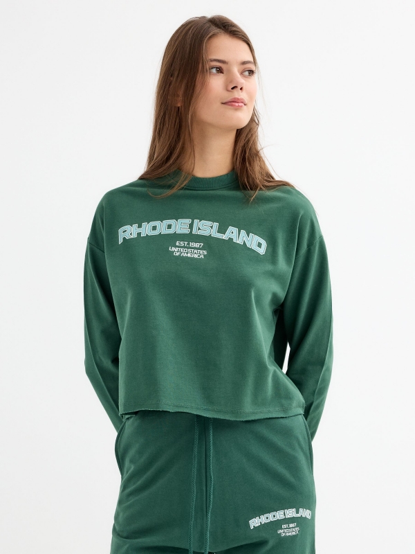 Sweatshirt cropped com estampado verde escuro vista meia frontal