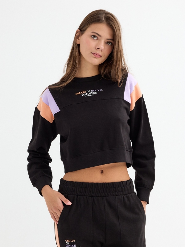 Sweatshirt cropped One Day preto vista meia frontal