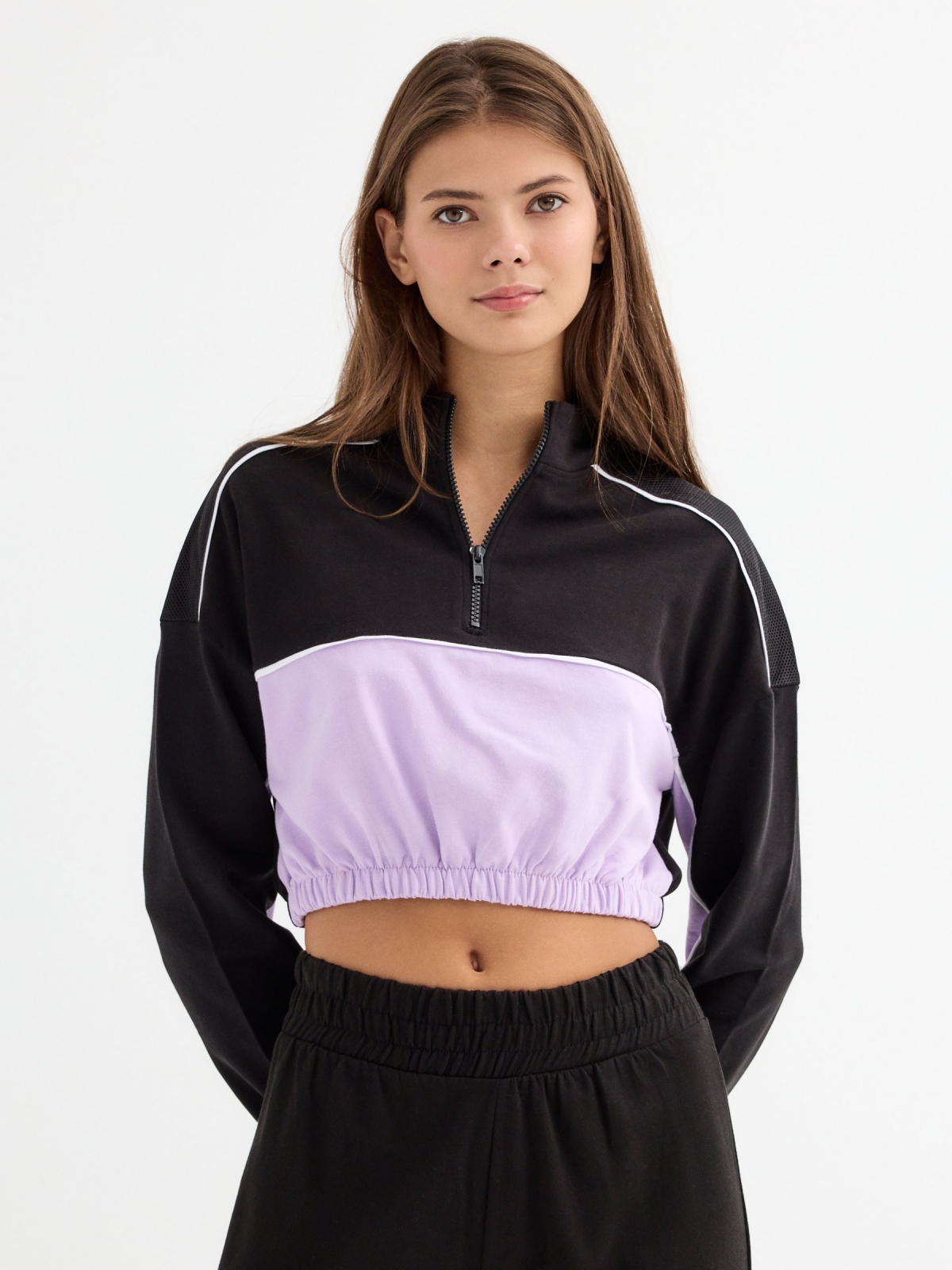 Sweatshirt cropped com fecho de correr preto vista meia frontal