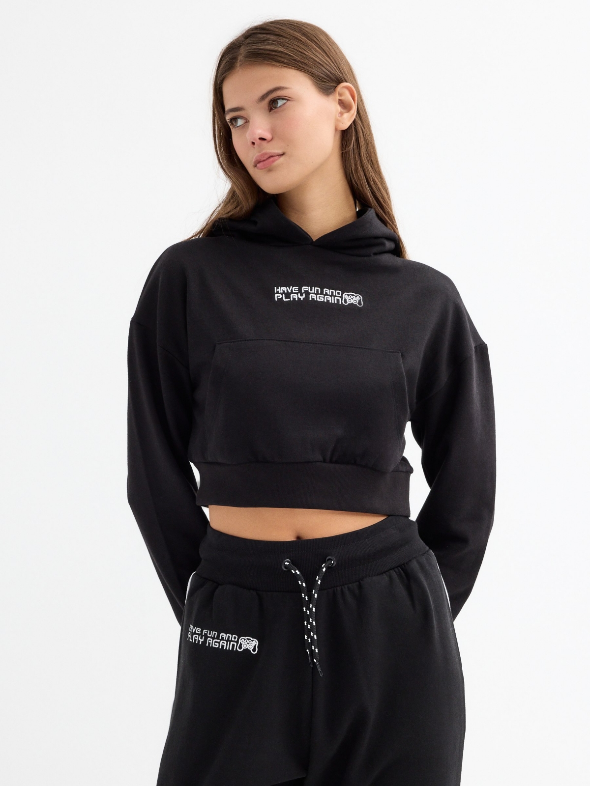 Sweatshirt com capuz preto vista meia frontal