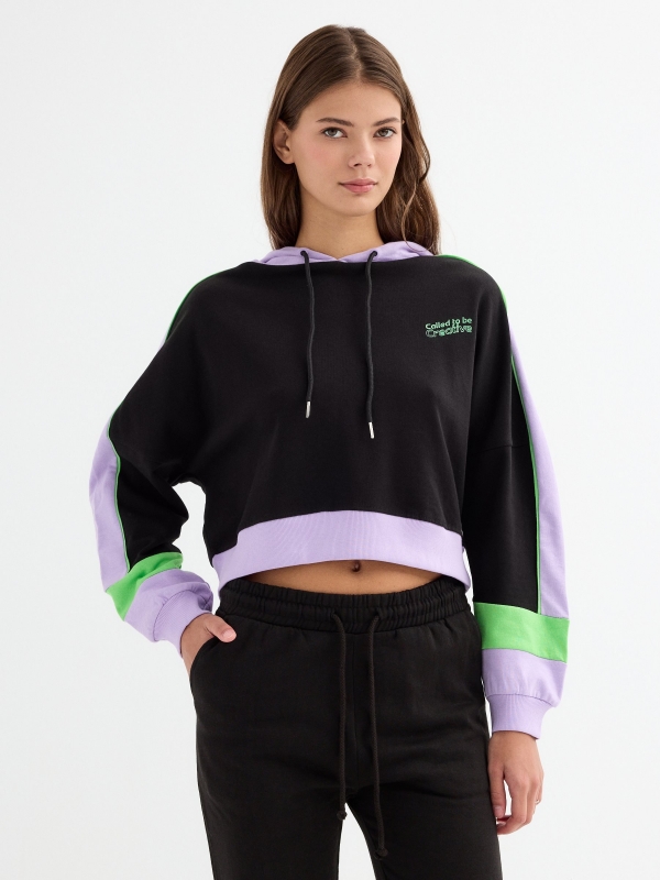 Sweatshirt com capuz preto vista meia frontal