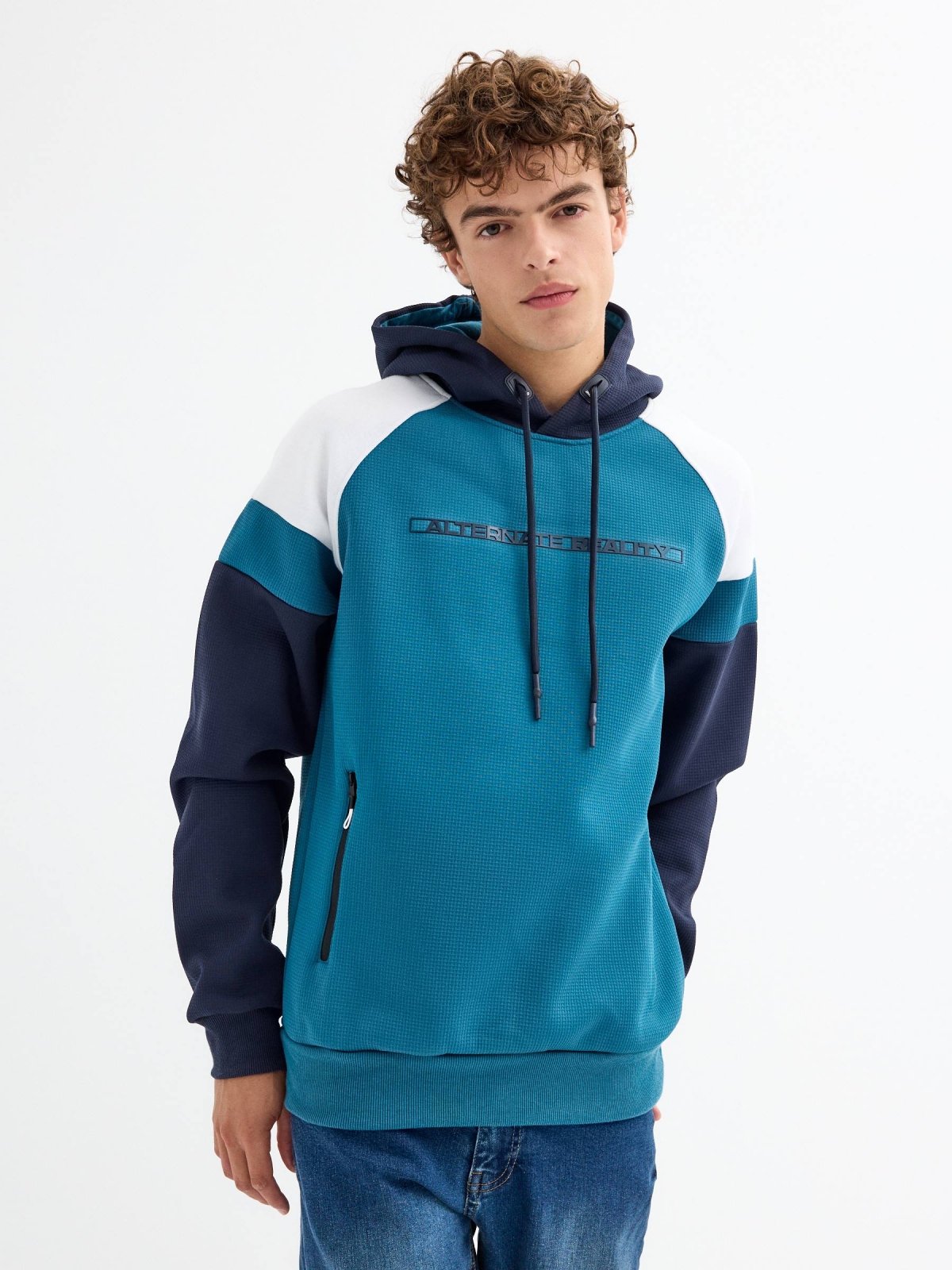 Sudadera texto color block azul vista media frontal