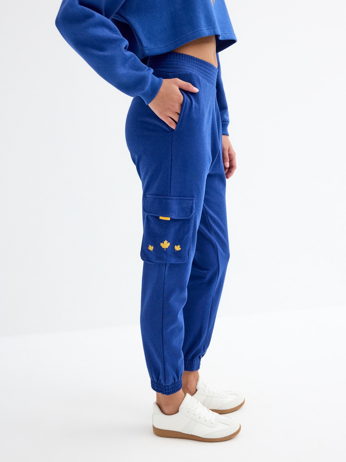  Pantalón jogger azul añil