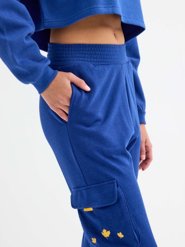 Pantalón jogger azul añil vista detalle