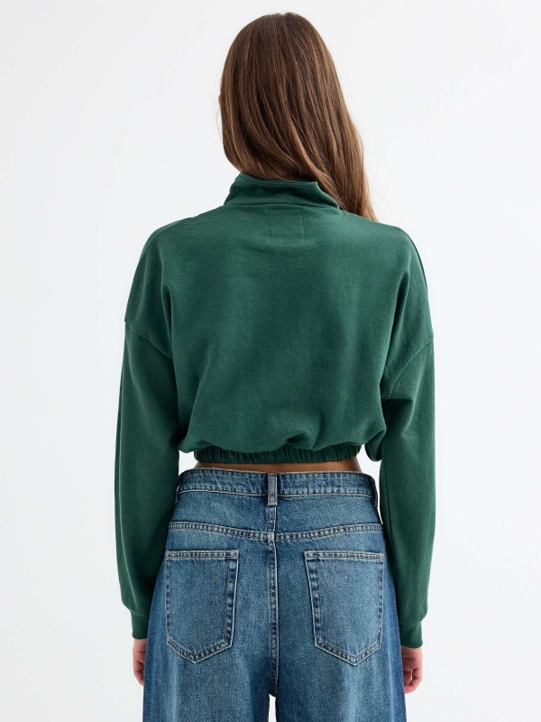 Sweatshirt cropped com fecho de correr verde vista meia traseira