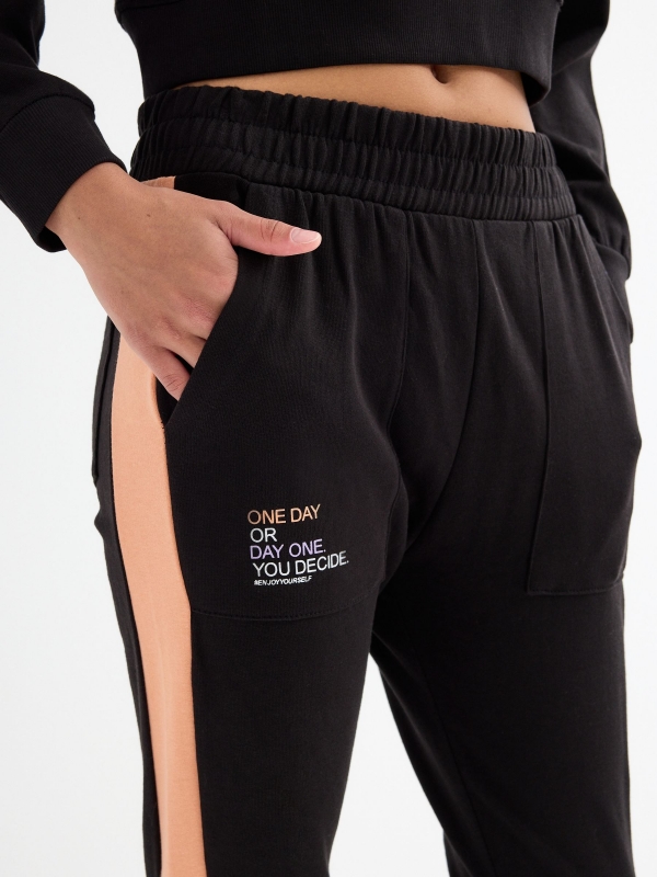  Pantalón jogger color block negro