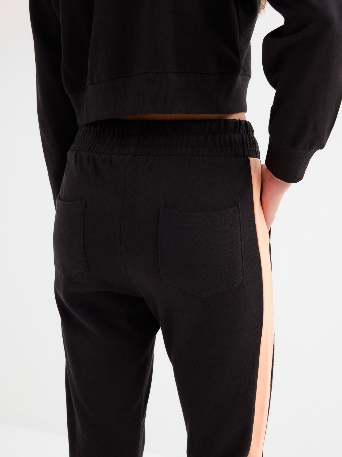 Block color jogger pants black detail view