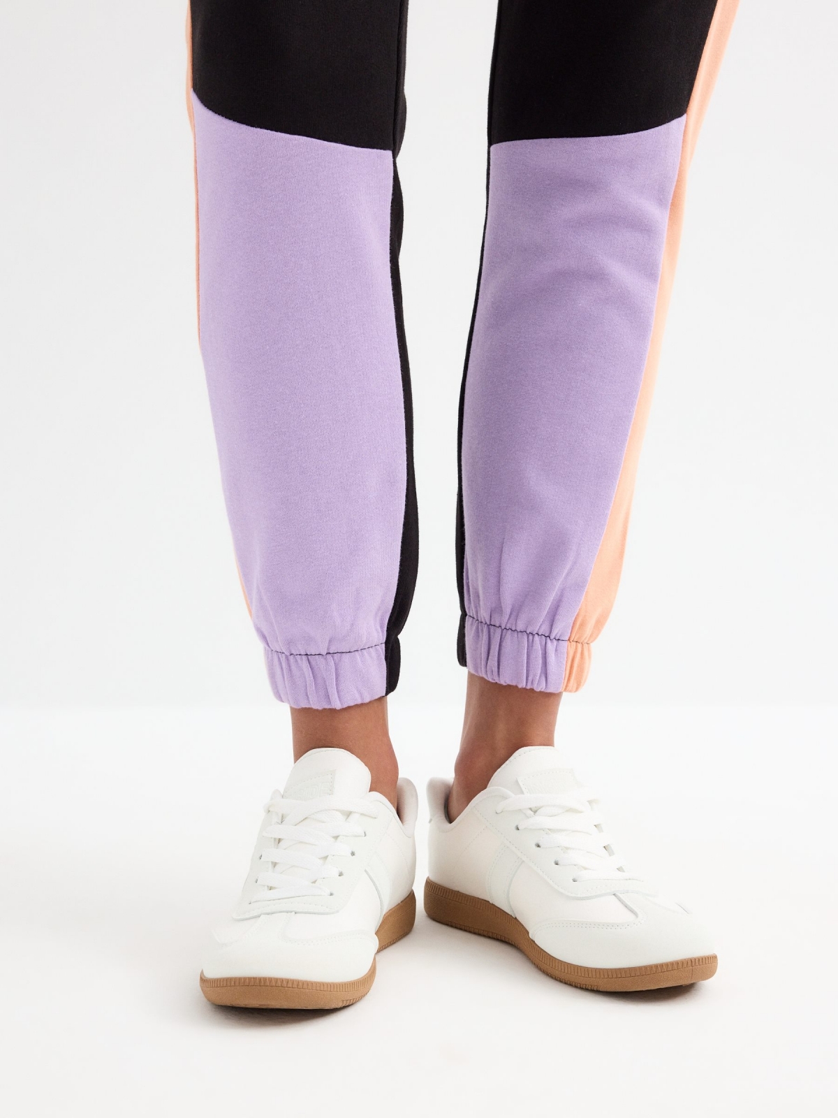 Block color jogger pants black detail view