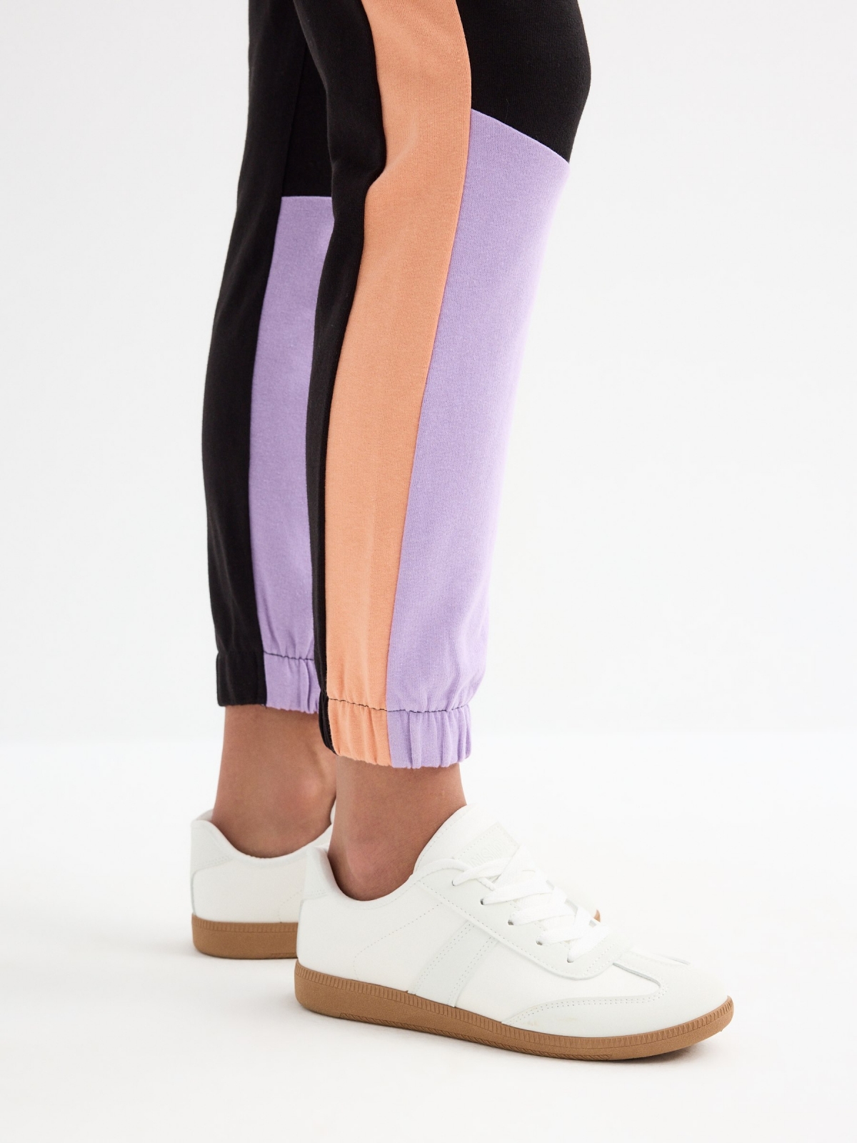 Block color jogger pants black detail view