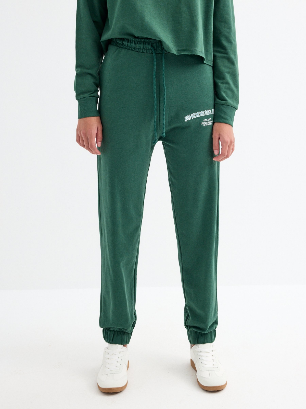 Pantalón jogger verde oscuro vista media frontal