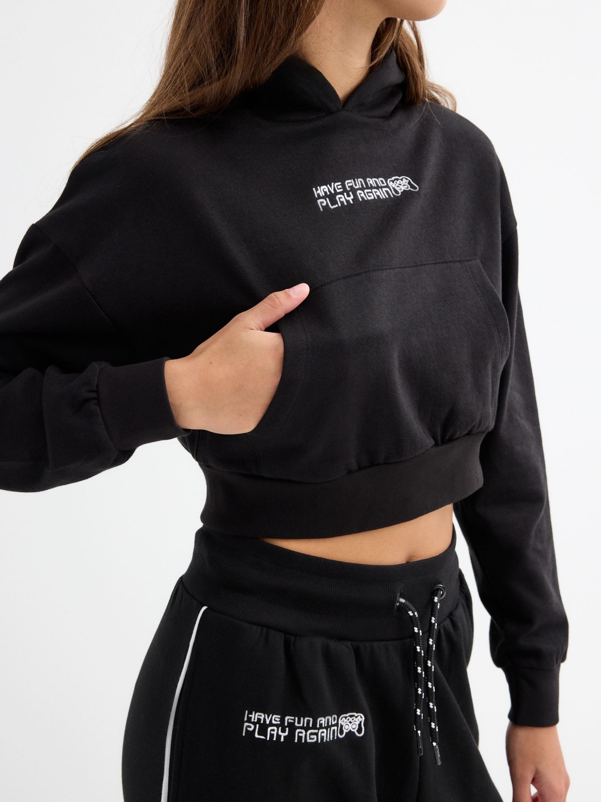 Sweatshirt com capuz preto vista detalhe