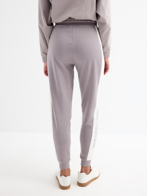 Pantalón jogger de felpa gris oscuro vista media trasera