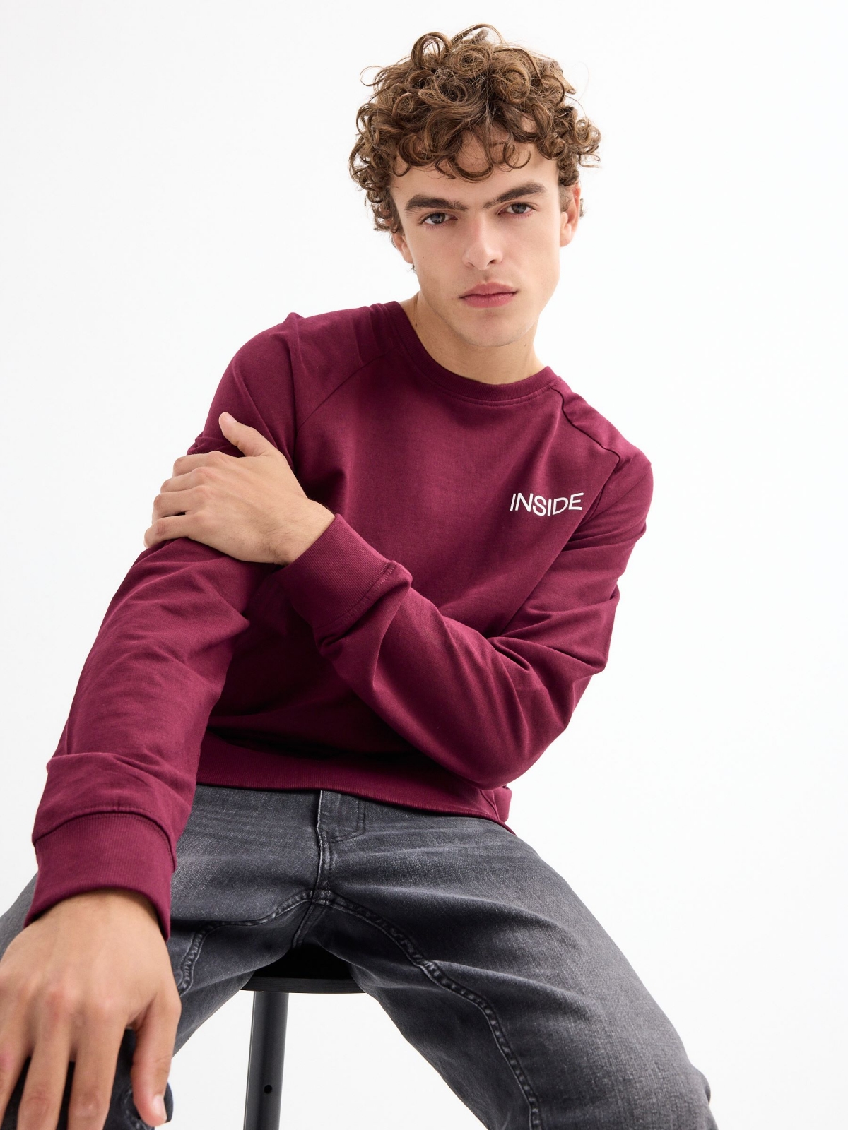 Basic sweatshirt with text garnet detail view