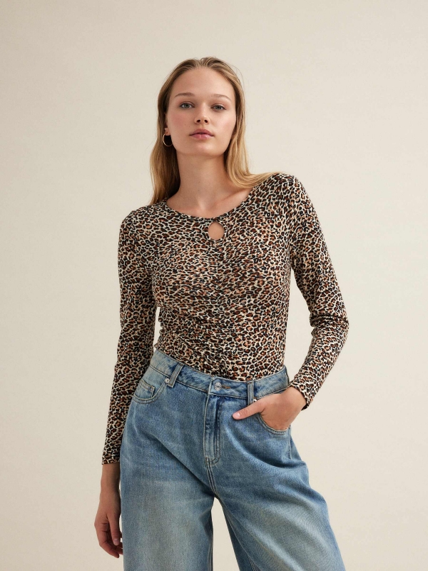 Camiseta frunce con animal print beige vista media frontal