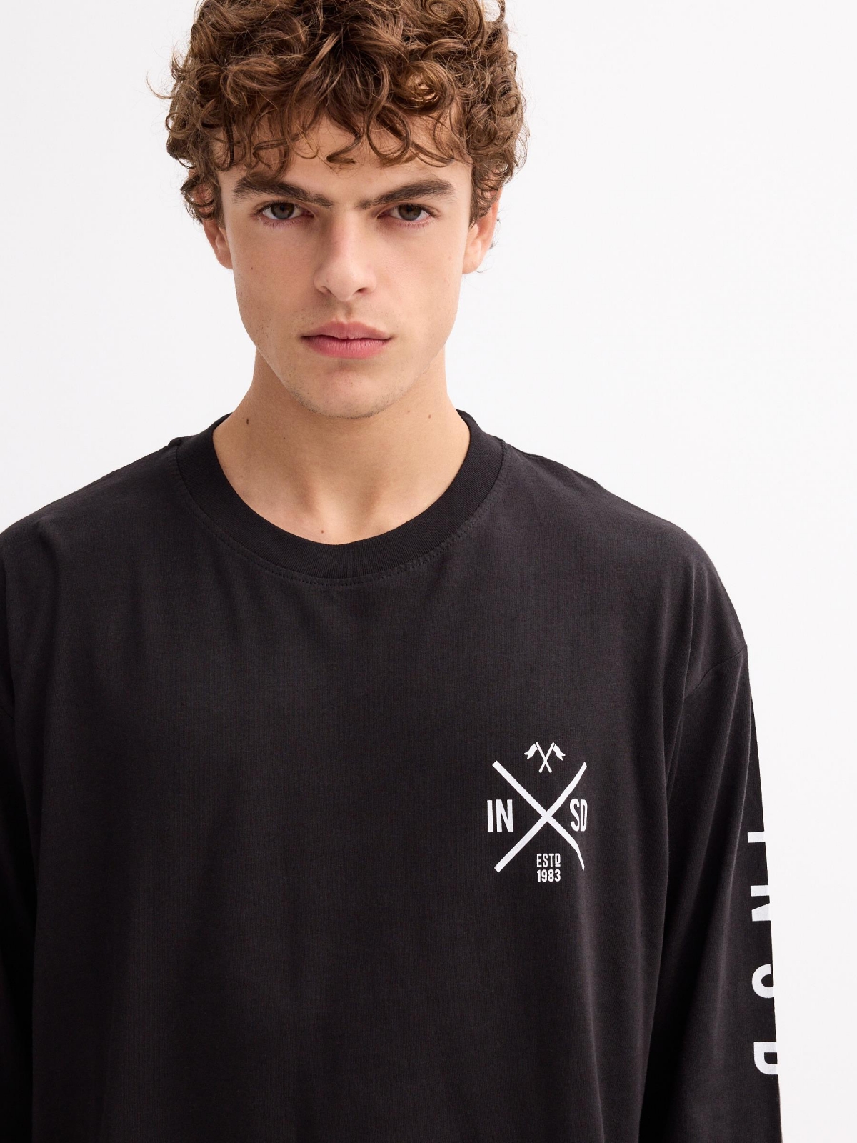  T-shirt estampada com punhos preto