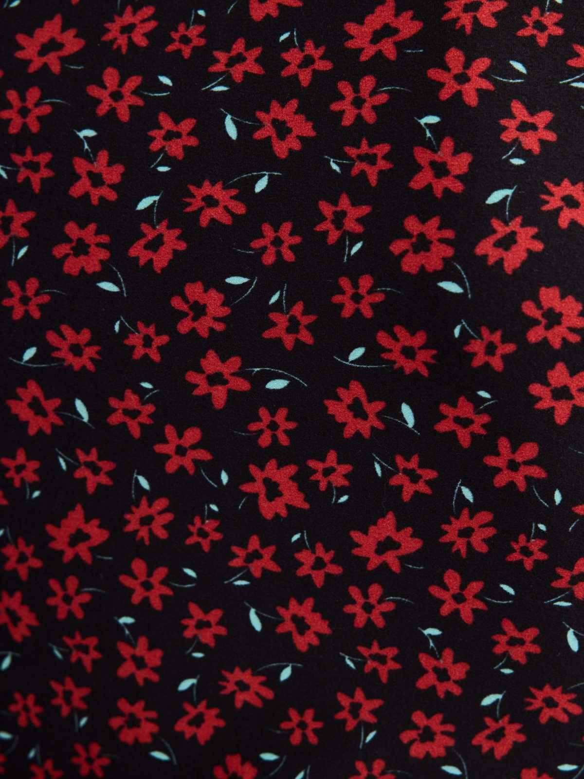 T-shirt gola Perkins estampa floral preto vista detalhe