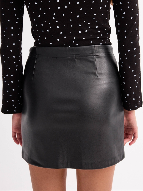 Black skirt with zipper black detail view