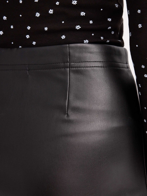 Black skirt with zipper black detail view