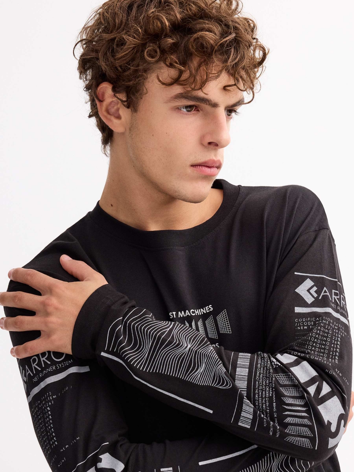 T-shirt com estampado Cyber nas mangas preto vista detalhe