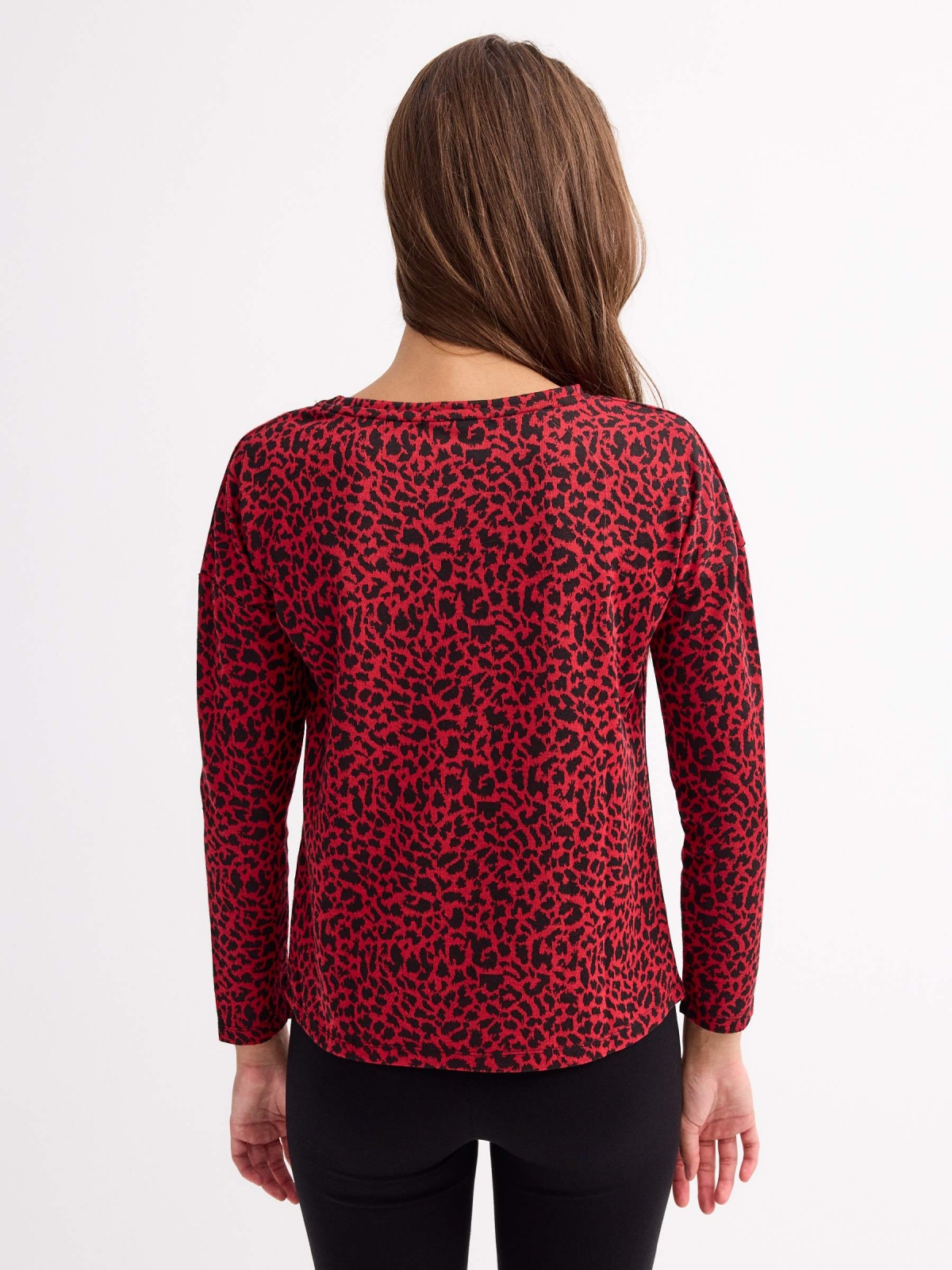 T-shirt com estampado animal print leopardo vermelho vista meia traseira