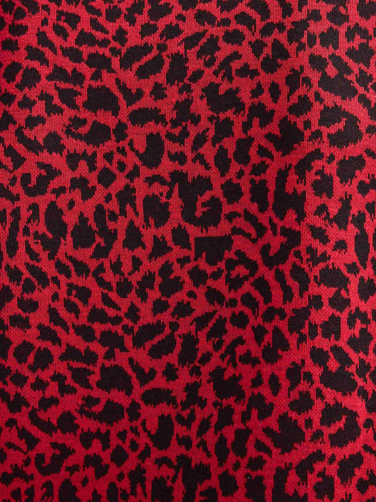 T-shirt com estampado animal print leopardo vermelho vista detalhe