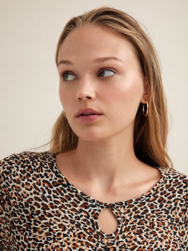  Camiseta frunce con animal print beige