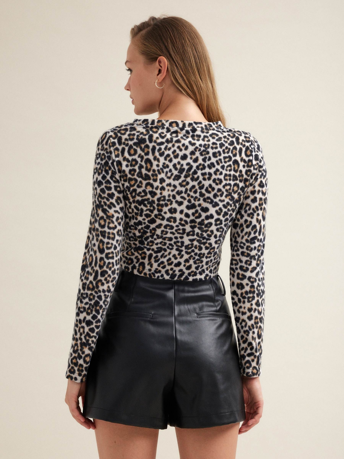 Camiseta crop animal print negro vista media trasera