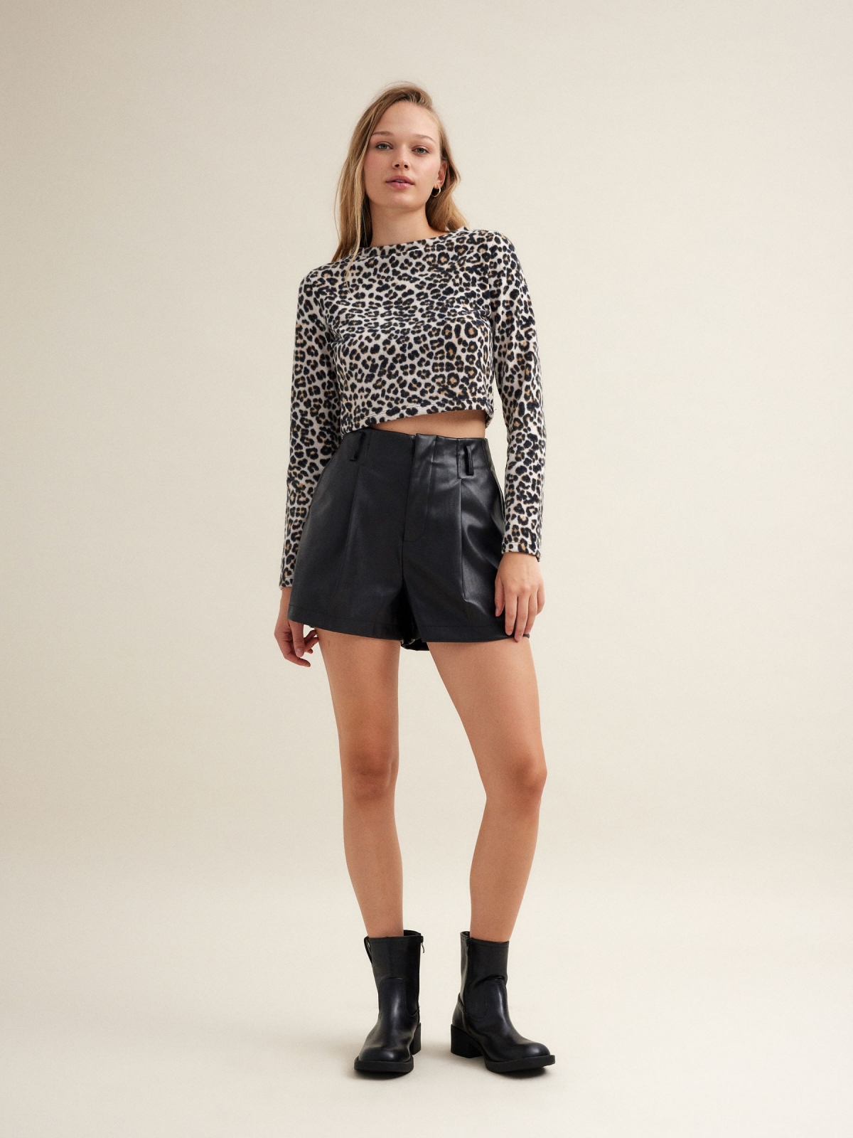 Camiseta crop animal print negro vista general frontal