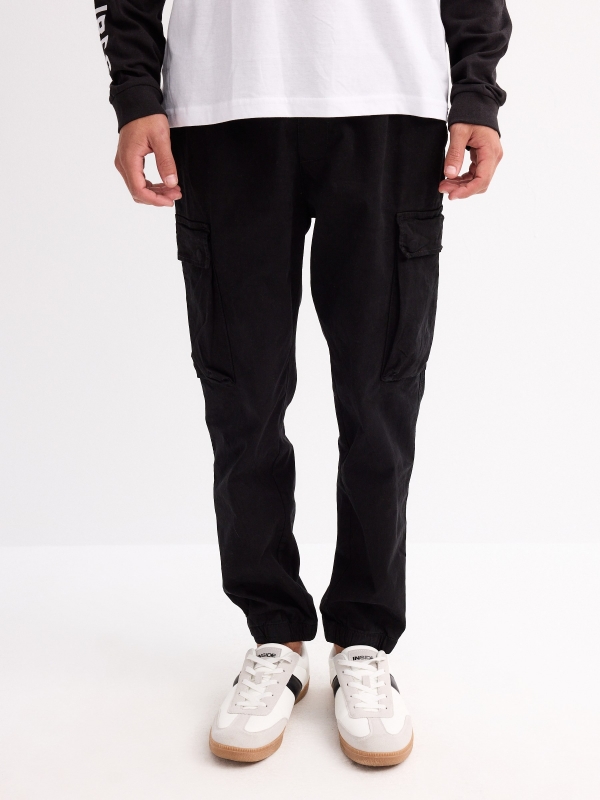 Pantalón jogger con bolsillos perneras negro vista media frontal