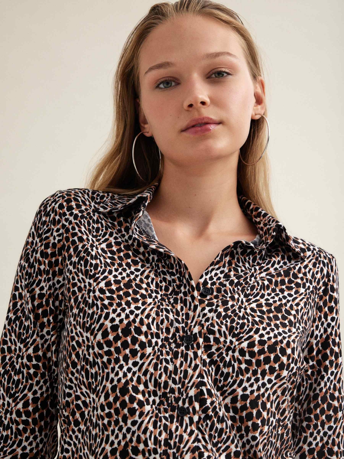  Camisa manga larga slim estampada animal print negro