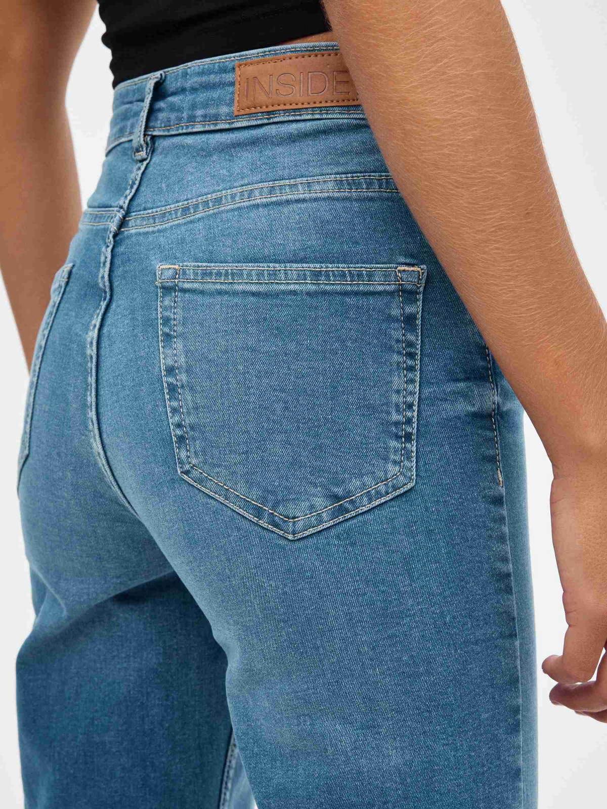 Jeans mom slim high rise azul vista detalle