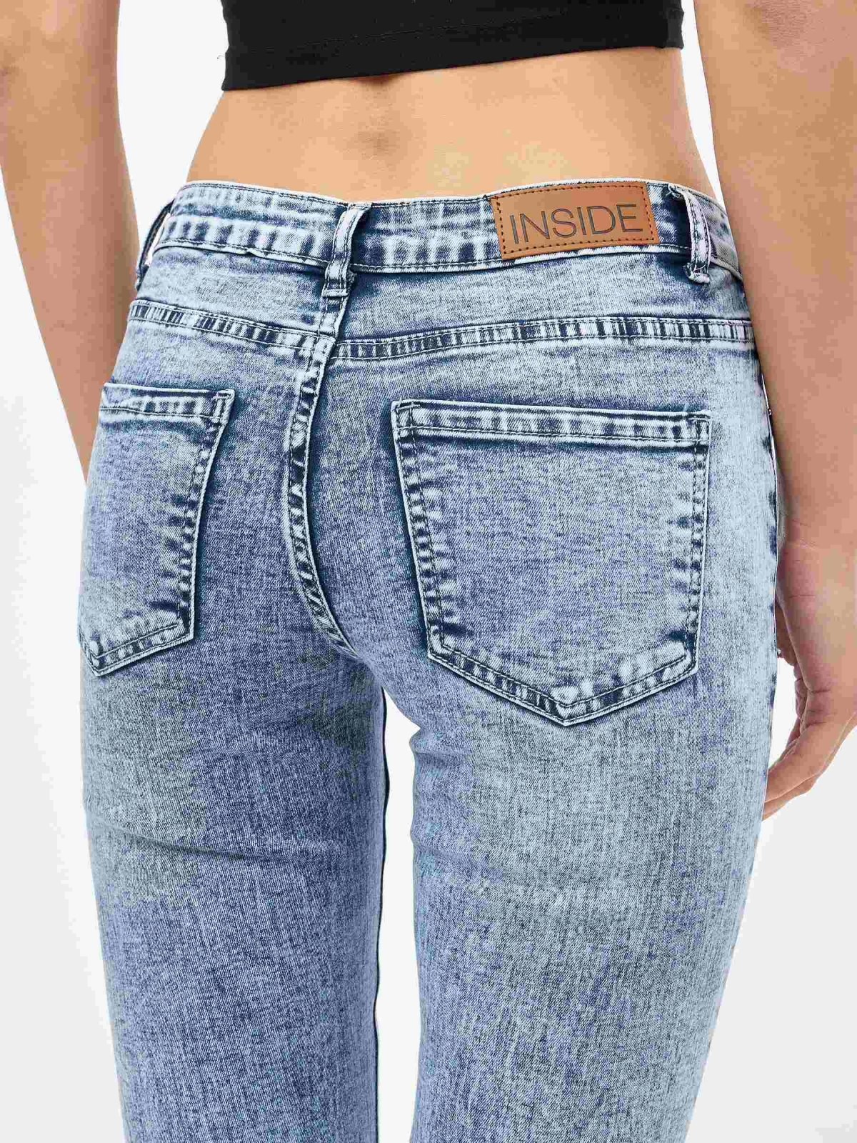 Jeans skinny azuis claras com azul vista detalhe