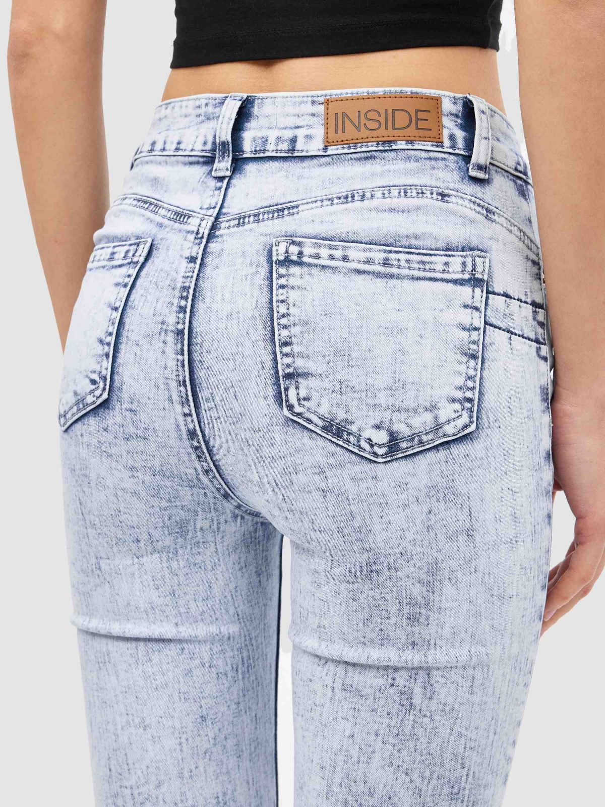 Jeans skinny push up denim desgastados azul claro vista detalle