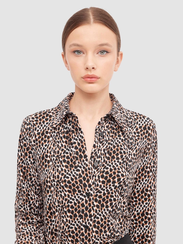 Camisa manga larga slim estampada animal print negro vista detalle